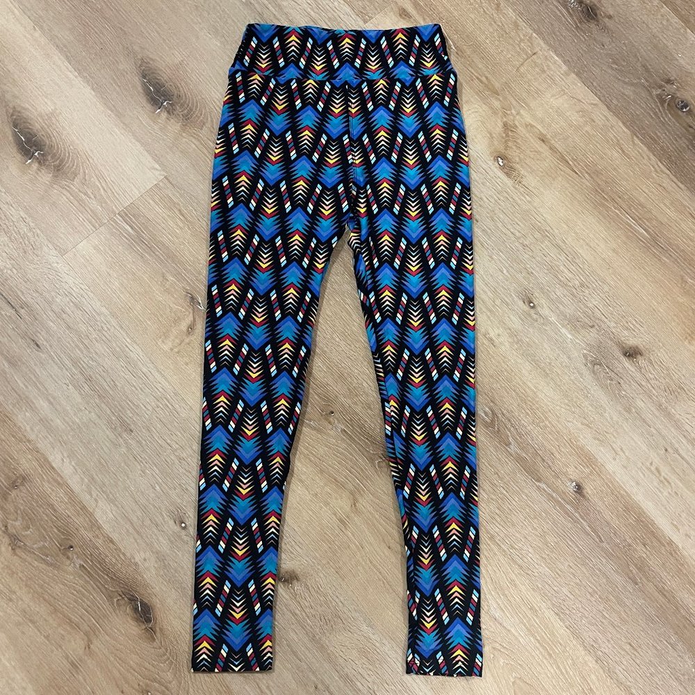 20% off 3+ items blue black pattern leggings in OS. NEVER WORN…